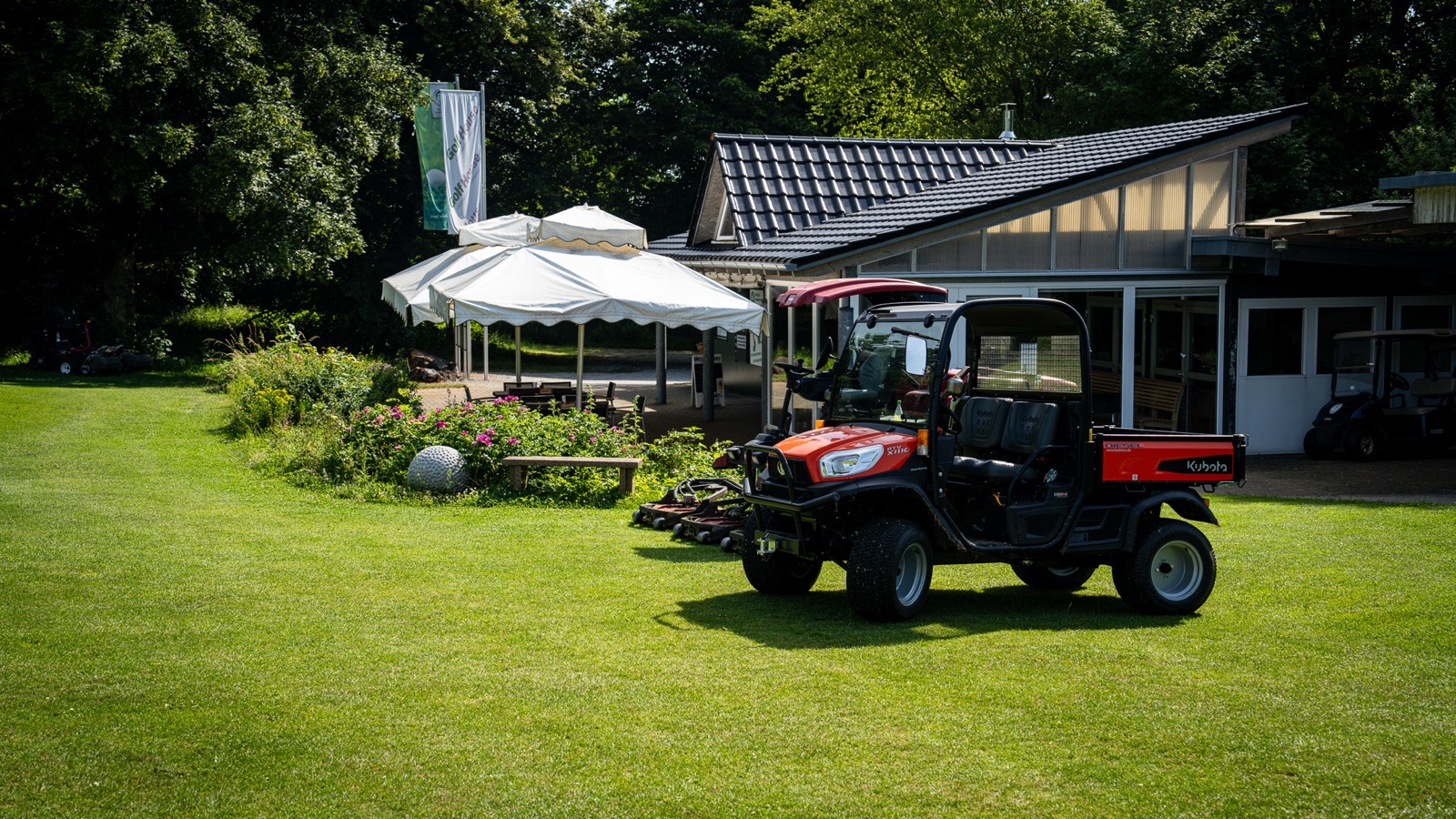 Clubhaus und Terrasse