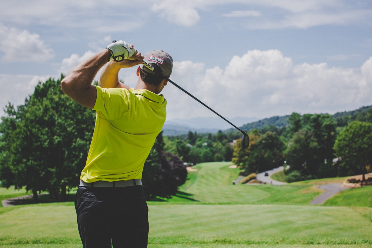 Golfer beim Abschlag auf einer gepflegten Spielbahn des Golfclub Westheim