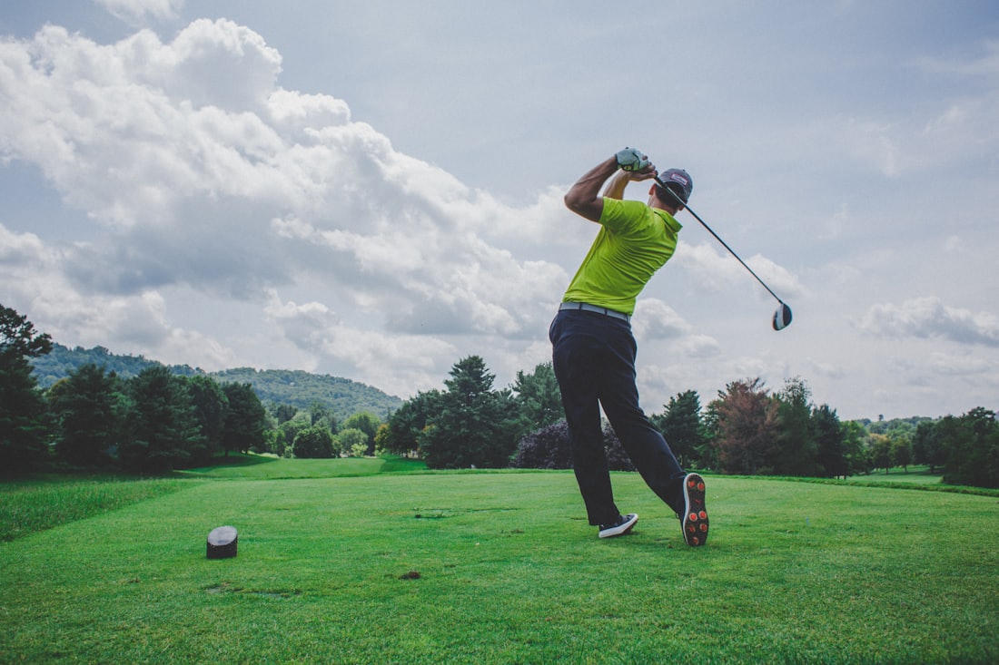 Golfer im vollen Schwung auf dem Platz des Golfclub Westheim